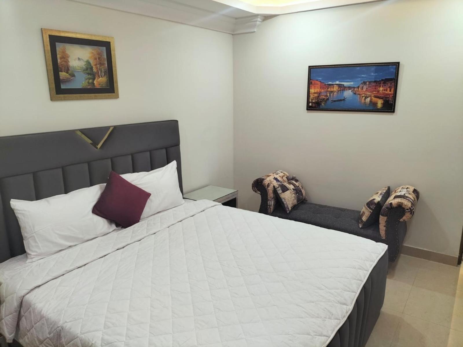 Royal Galaxy Hotel & Residence - Near Islamabad International Airport & Motorway Bagian luar foto