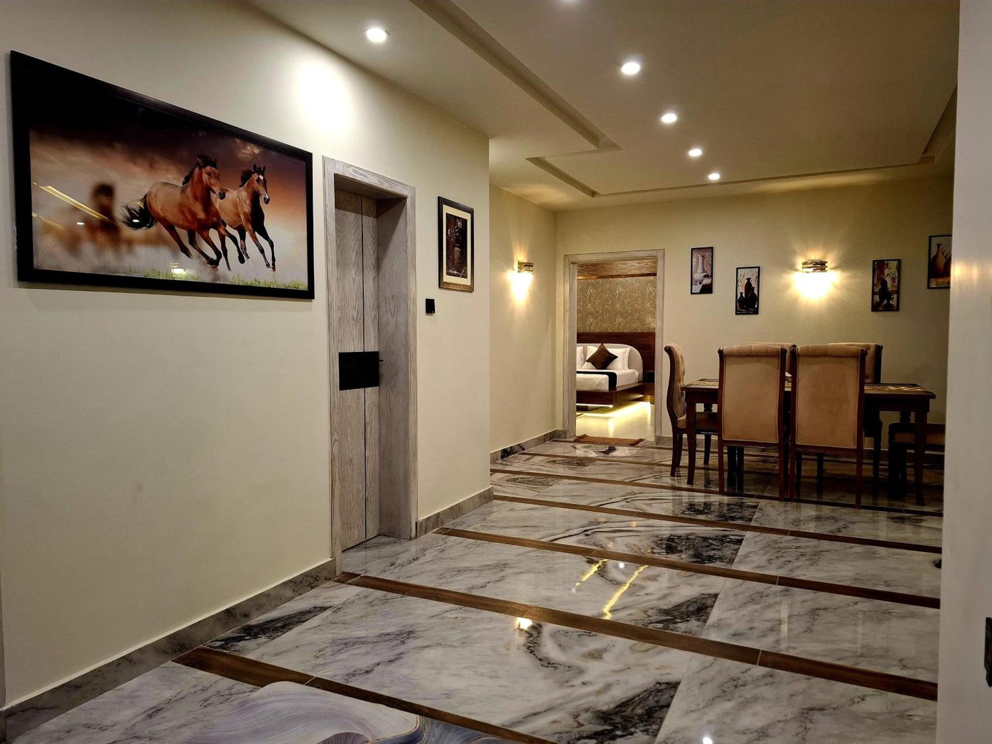 Royal Galaxy Hotel & Residence - Near Islamabad International Airport & Motorway Bagian luar foto