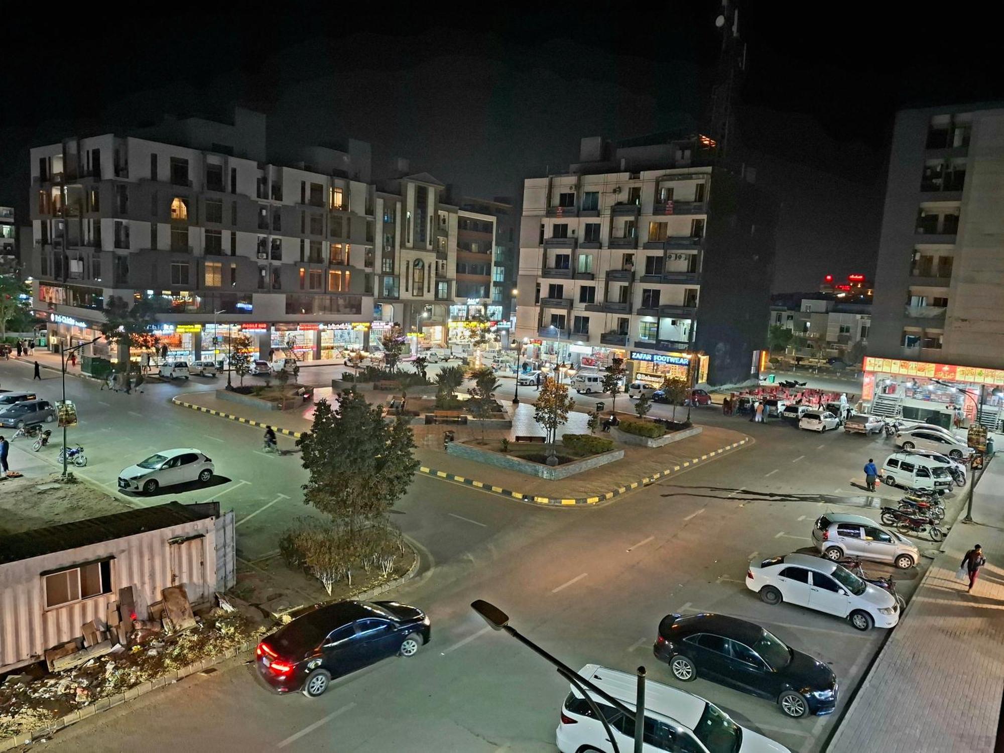 Royal Galaxy Hotel & Residence - Near Islamabad International Airport & Motorway Bagian luar foto